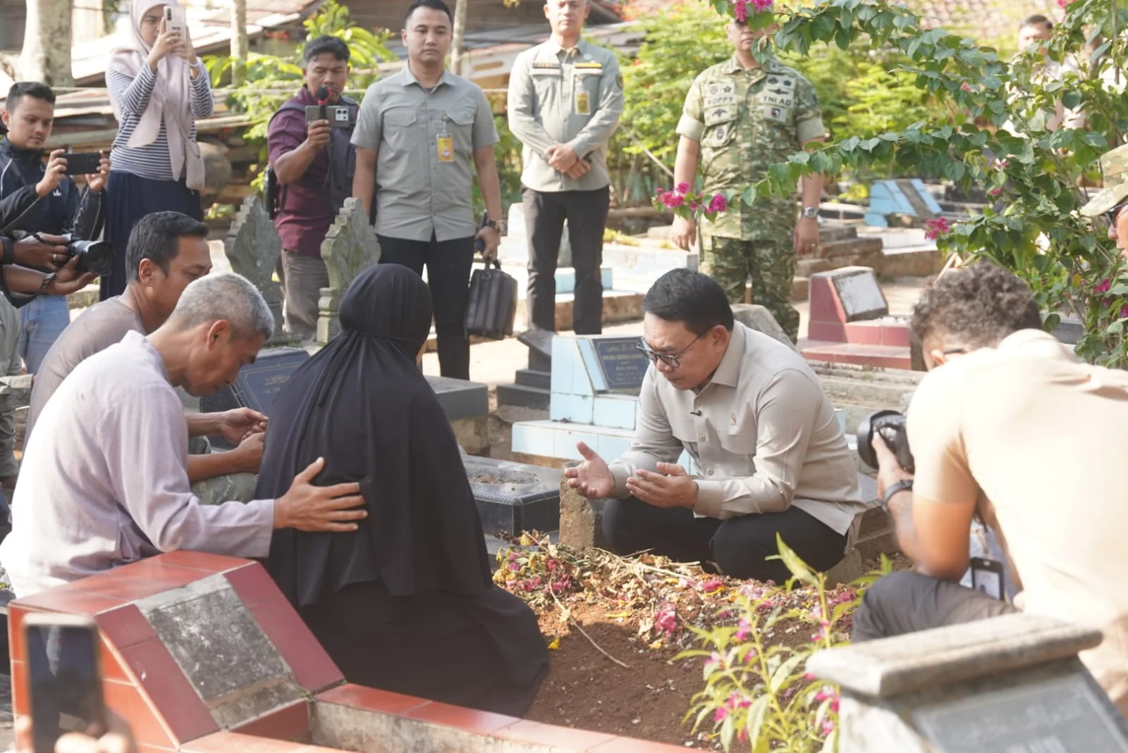 Dudung  Takziah
Bupati Sumedang Dony Ahmad Munir bersama Kepala Staf Kepresidenan (KSP) Jenderal TNI (Purn) Dudung Abdurachman takziah ke rumah duka serta makam Muhammad Rifki Renaldi Gunawan di Lingkungan Cipeutey Baru RT 04 RW 06, Kelurahan Situ, Kecama