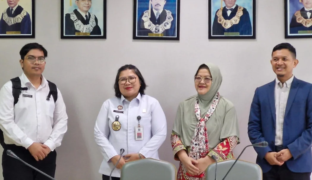 Kepala Divisi Pelayanan Hukum, Hemawati BR Pandia, didampingi oleh fungsional Analis Kekayaan Intelektual dan Analis Kebijakan, berdiskusi bersama jajaran pimpinan serta pengelola Sentra KI PNJ.Dok-Humas Kemenkum Jabar