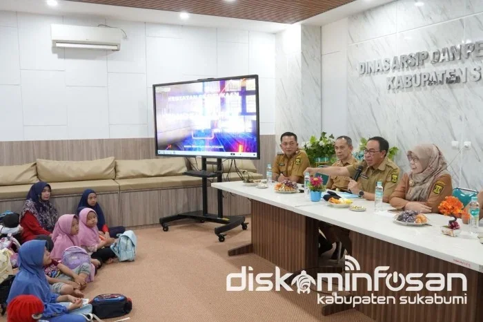 Sekretaris Daerah Kabupaten Sukabumi Ade Suryaman mengimbau para orang tua agar tidak membiasakan memberikan gawai kepada anak-anak.