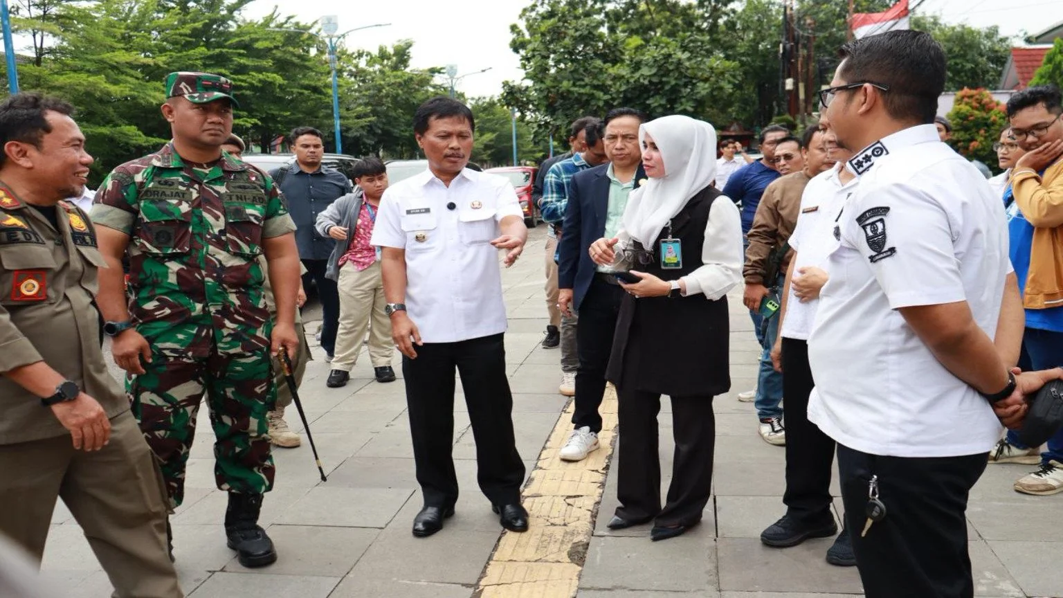 Wali Kota Cirebon, Effendi Edo, melakukan inspeksi mendadak (sidak) di sepanjang Jalan Dr. Wahidin Sudirohusodo.Dok-Dede Sofyan Hadi