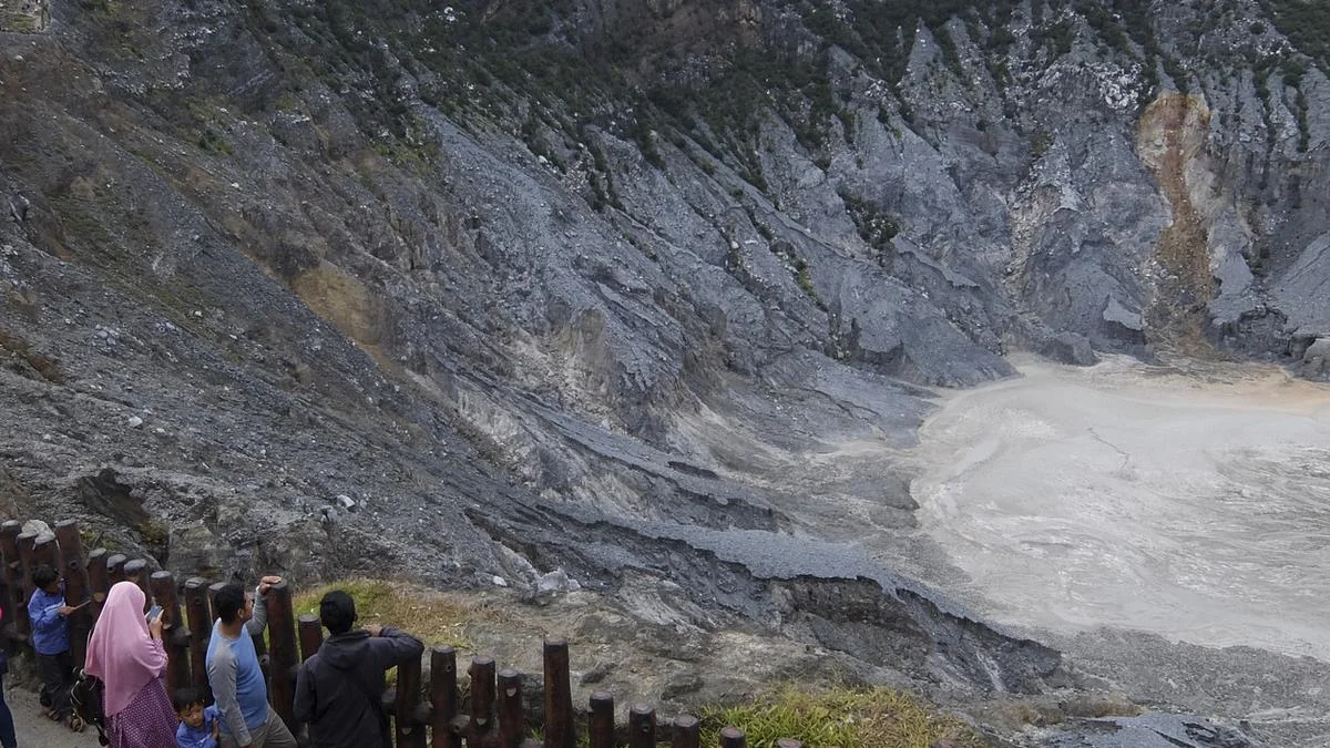 Saat musim hujan pengunjung tidak boleh mendekat ke dasar kawah.