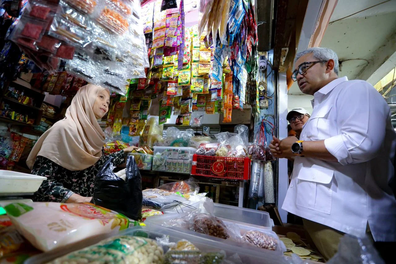 Wali Kota Bandung, Muhammad Farhan menjelaskan, kondisi tersebut terjadi karena sistem distribusi MinyaKita saat ini terbagi dalam dua mekanisme, yakni 30 persen melalui Perum Bulog dan 70 persen melalui mekanisme pasar.Dok-Diskominfo Kota Bandung