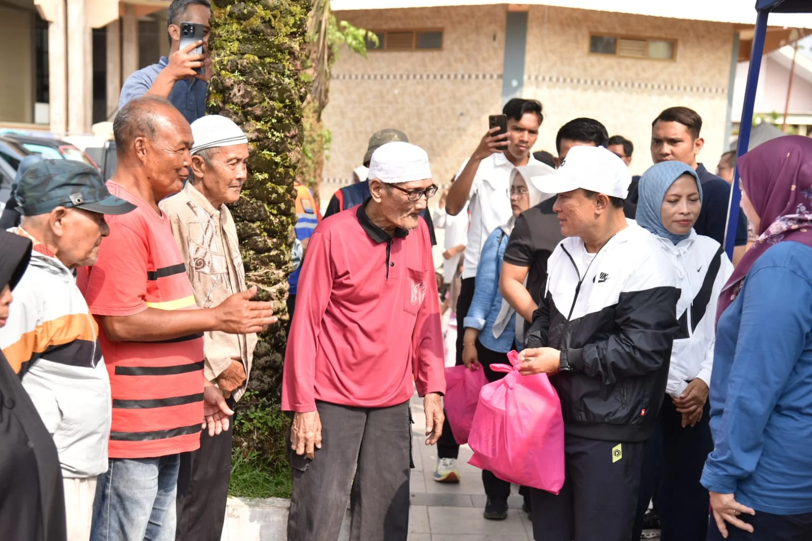 Bupati Kuningan, Dian Rachmat Yanuar, menegaskan bahwa gerakan “Bersepeda” bukan sekadar aktivitas seremonial, melainkan instrumen strategis untuk mendorong perubahan budaya masyarakat.Dok-Diskominfo Kuningan
