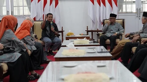 Peresmian Sekolah Lansia di Bawah PWRI
Pengurus  Lembaga Lansia Indonesia (LLI) Kabupaten Sumedang audensi dengan Bupati Sumedang Dony Ahmad Munir di Gedung Negara.Dok-Diskominfosanditik Sumedang