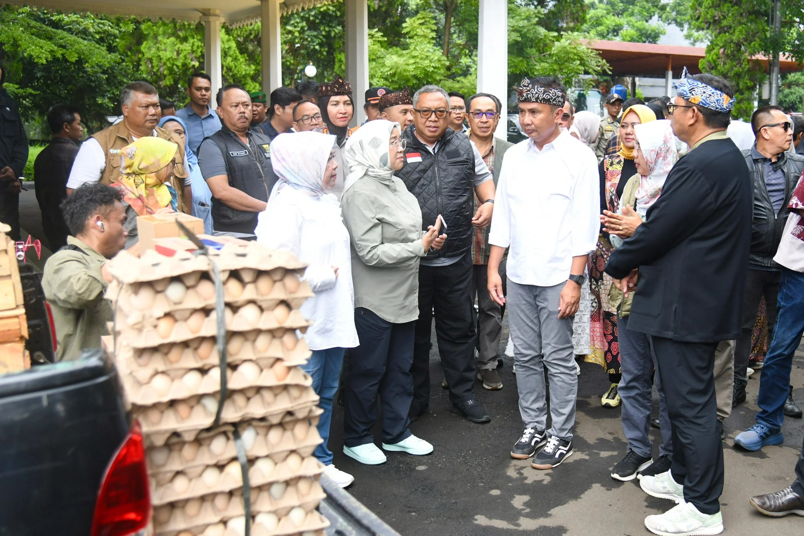 Penjabat Gubernur Jawa Barat Bey Machmudin menyerahkan bantuan makanan untuk warga terdampak bencana di Pendopo Kabupaten Sukabumi, Minggu (15/12/2024).