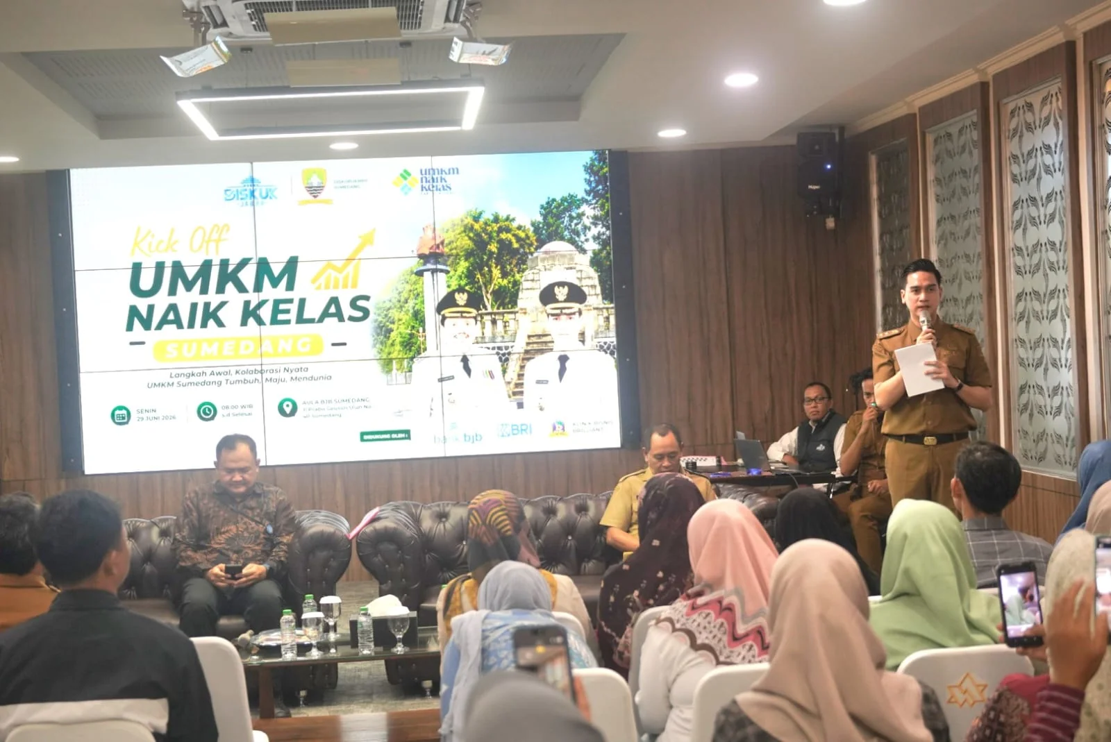 Wakil Bupati Sumedang M. Fajar Aldila membuka Kick Off Program UMKM Naik Kelas  Tahun 2026 di Aula Bank BJB Cabang Sumedang.Dok-Diskominfosanditik Sumedang