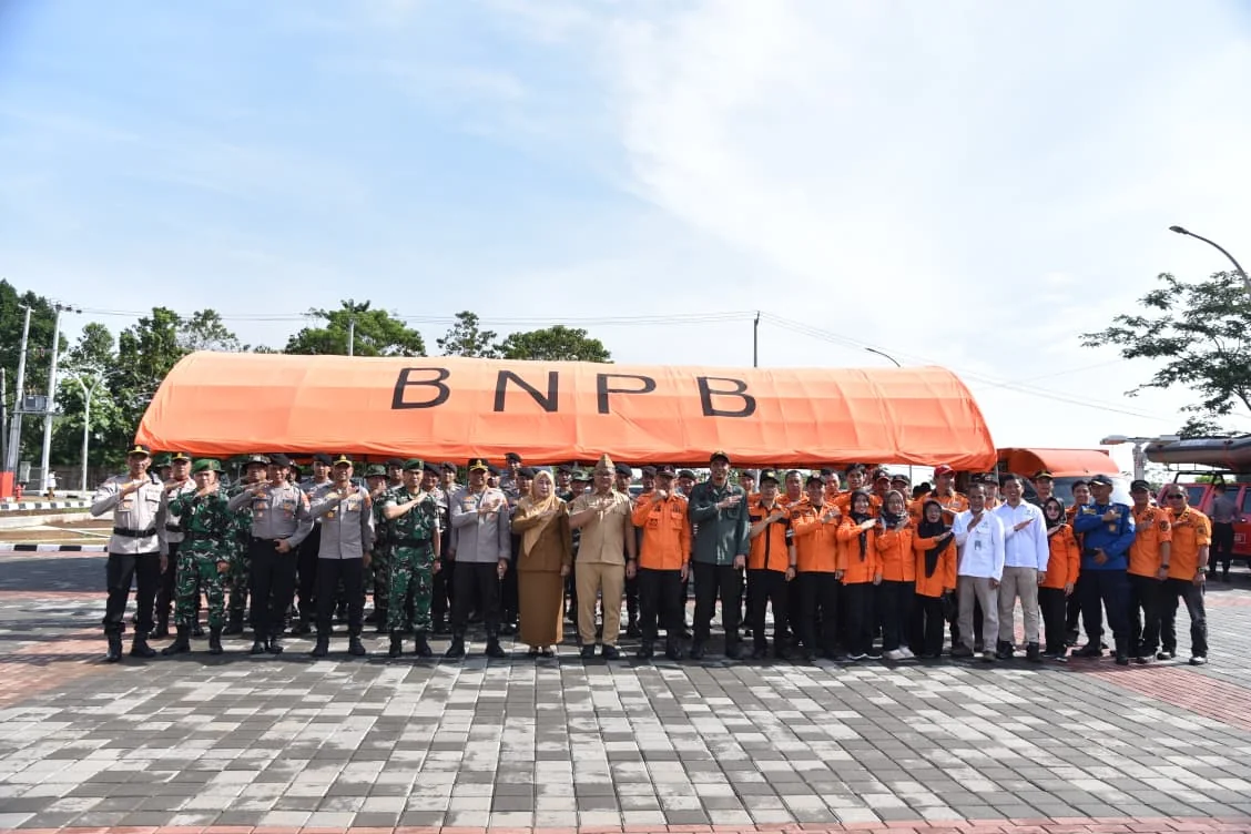 Wakil Bupati Kuningan, Tuti Andriani bertindak sebagai Inspektur Upacara pada Apel Kesiapan Menghadapi Bencana.Ist