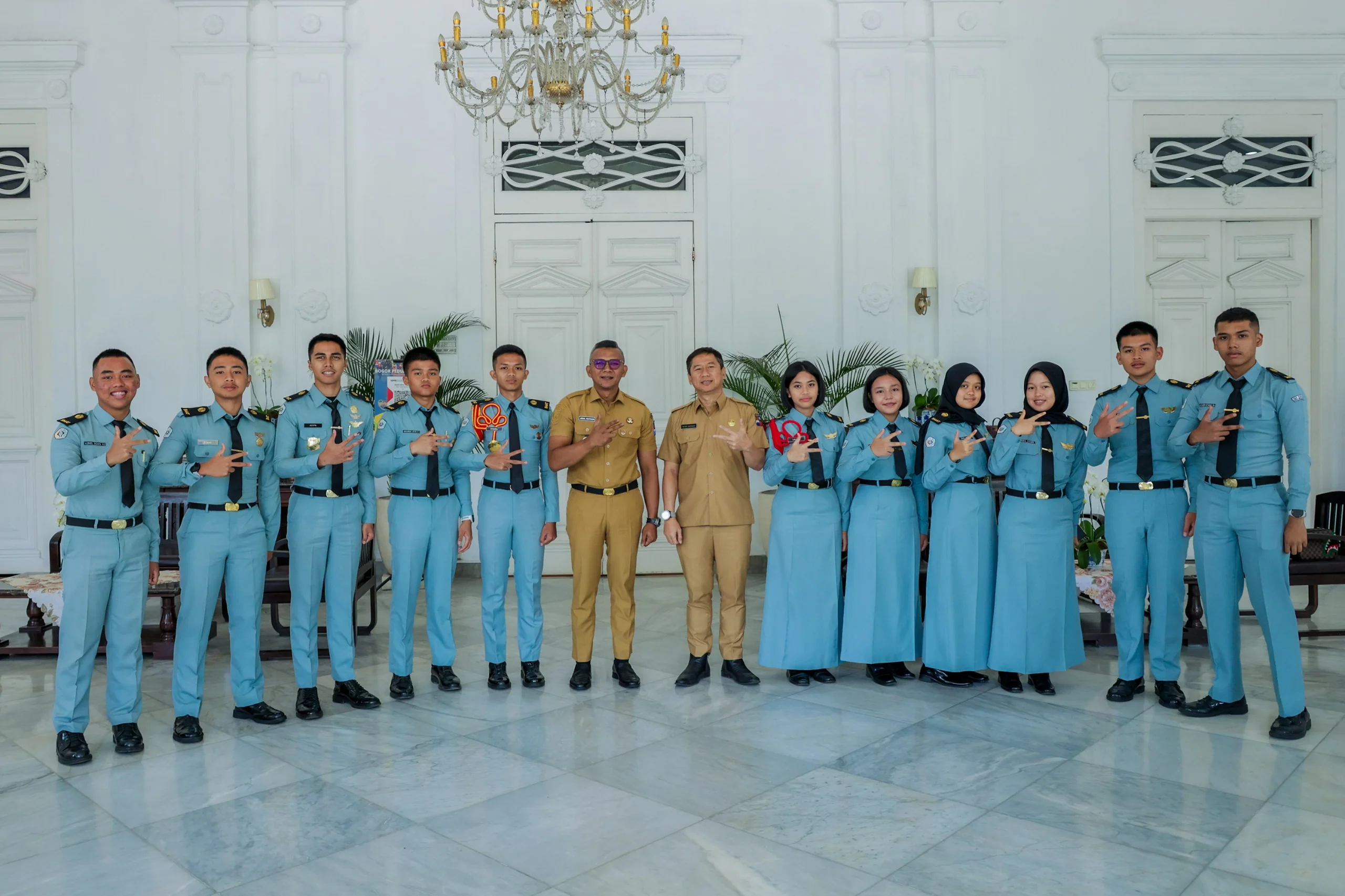Siswa SMA Terpadu Krida Nusantara mengunjungi Balai Kota Bogor. Kehadiran mereka disambut oleh Wakil Wali Kota Bogor, Jenal Mutaqin.Dok-Diskomimfo Kota Bogor