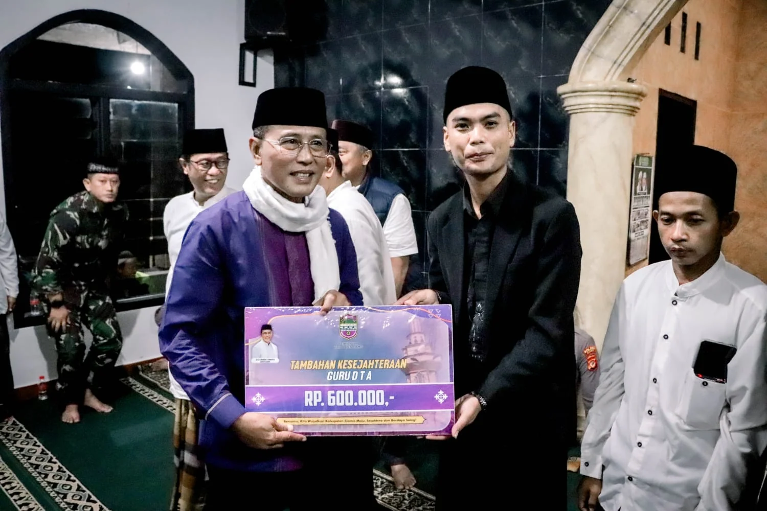Bupati Ciamis, Herdiat Sunarya, didampingi Sekretaris Daerah, para Staf Ahli, Asisten, Kepala OPD, Camat, kepala desa, serta tokoh agama dan tokoh masyarakat.Dok-Diskominfo Kab Ciamis