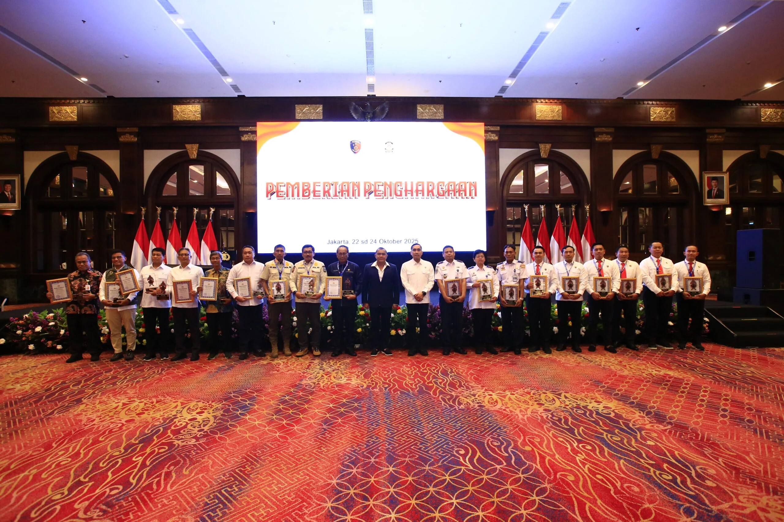Penyerahan penghargaan kepada OJK diberikan Wakil Kepala Badan Reserse Kriminal Polri Inspektur Jenderal Polisi Nunung Syaifuddin.Ist