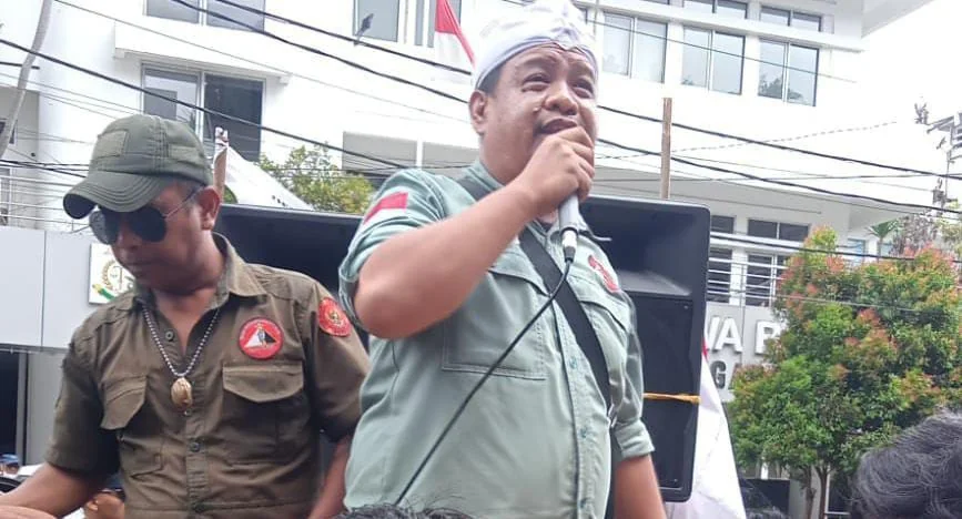 Aksi unjuk rasa Ketua LSM Trinusa Jabar  Ait M Sumarna di Bank BJB, beberapa waktu lalu.