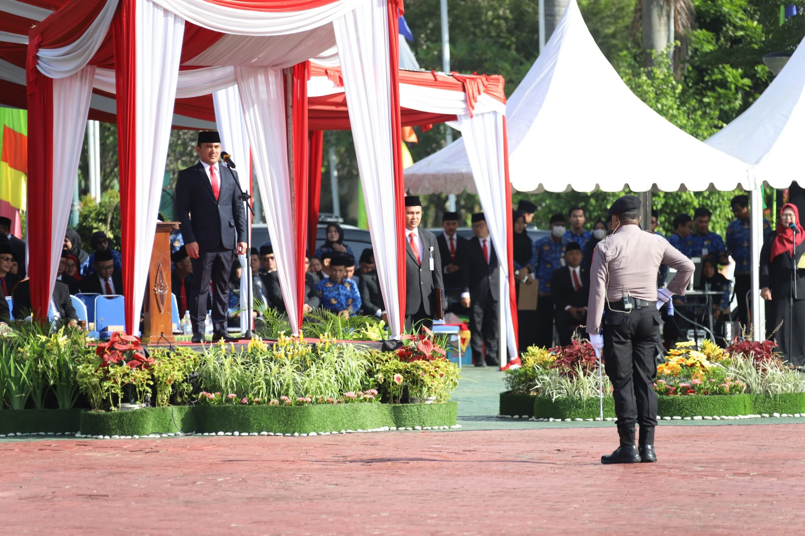 Pemkab. Bekasi menggelar upacara pengibaran bendera dalam rangka memperingati Hari Pahlawan ke-80, dipimpin langsung oleh Bupati Bekasi Ade Kuswara Kunang dihadiri Wabup. Bekasi Asep Surya Atmaja bersama unsur Forkopimda Kabupaten Bekasi. Bertempat di Lap