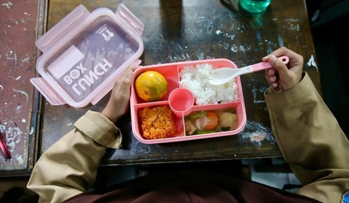 Untuk daerah lain yang bukan sentra sapi perah, nantinya anak-anak di daerah tertentu akan mendapatkan lauk lain sebagai pengganti protein dan kalsium.
Opsi menu pengganti menu tersebut yakni telur dan daun kelor.