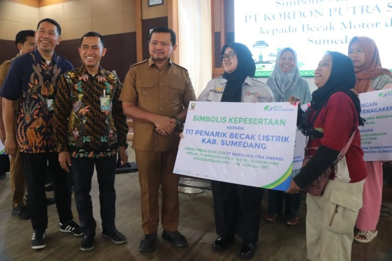Bupati Sumedang, Dony Ahmad Munir saat Launching Perisai Desa yang dilaksanakan di Aula Tampomas Pusat Pemerintahan Sumedang (PPS) pada Senin, 19 Oktober 2026.