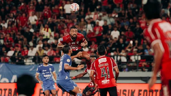 Persib berhasil memaksa tuan rumah Bali United bermain imbang dengan skor 1 – 1.