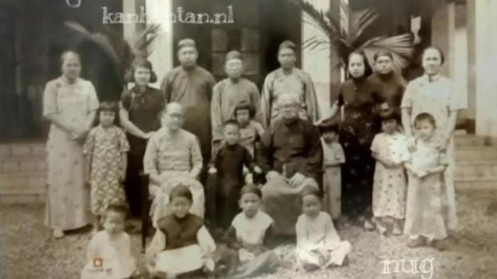 Poto Thung Tjoen Pok (lalaki janggotan calik dina korsi) sareng kulawargana nganggo pakean tradisional Cina, Changsan, sakitar taun 1930. (ft istimewa)
