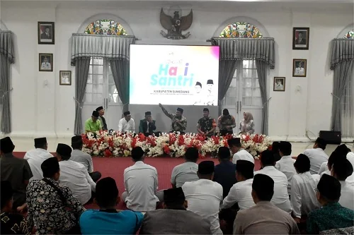 Bupati Dony mengajak seluruh masyarakat untuk menyalakan kembali obor semangat perjuangan santri.Ist