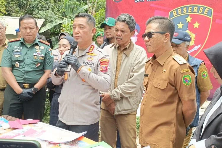 Kapolresta Bandung, Kombes Pol Aldi Subartono dan Prokopimda Kabupaten Bandung saat melakukan gelar perkara terkait tambang emas di Kecamatan Kutawaringin, Kabupaten Bandung, Jawa Barat, Senin (20/1/2025).
