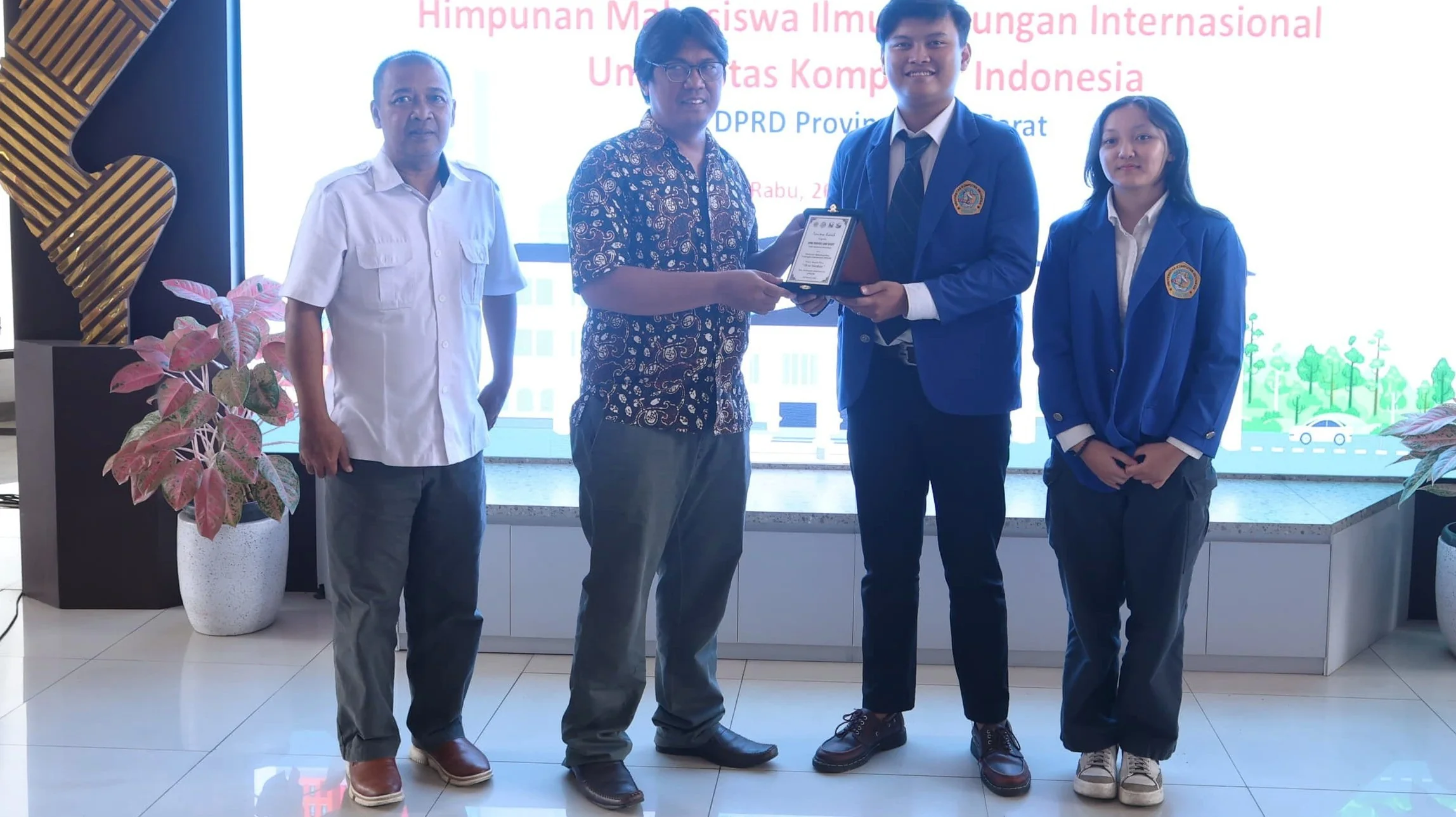 Anggota Komisi I DPRD Jabar Rafael Situmorang (kedua dari kiri) didampingi Kabag Umum DPRD Jabar, Dodi Sukmayana (paling kiri) foto bersama saat acara Hubungan Internasional on Vacation yang digagas Himpunan Mahasiswa Hubungan Internasional Unikom di lobi