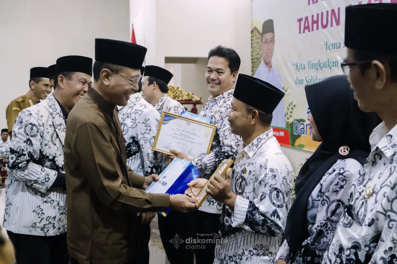 Bupati Ciamis, Herdiat Sunarya menyerahkan penghargaan kepada guru-guru yang dinilai memiliki dedikasi tinggi dalam dunia pendidikan. Penghargaan tersebut diberikan sebagai bentuk apresiasi atas kontribusi nyata para pendidik dalam mencetak generasi unggu