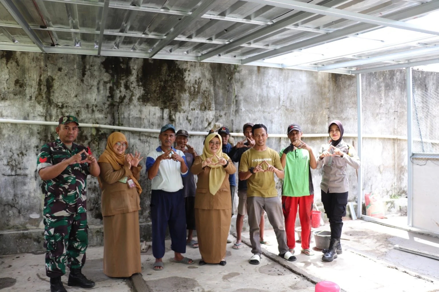 Lurah Warudoyong Nuke Nurulaini, didampingi jajaran aparatur kelurahan melakukan pengawasan dan peninjauan sarana prasarana di tiga wilayah RW, yang dibangun dengan menggunakan dana Program Pemberdayaan Rukun Warga.Ist