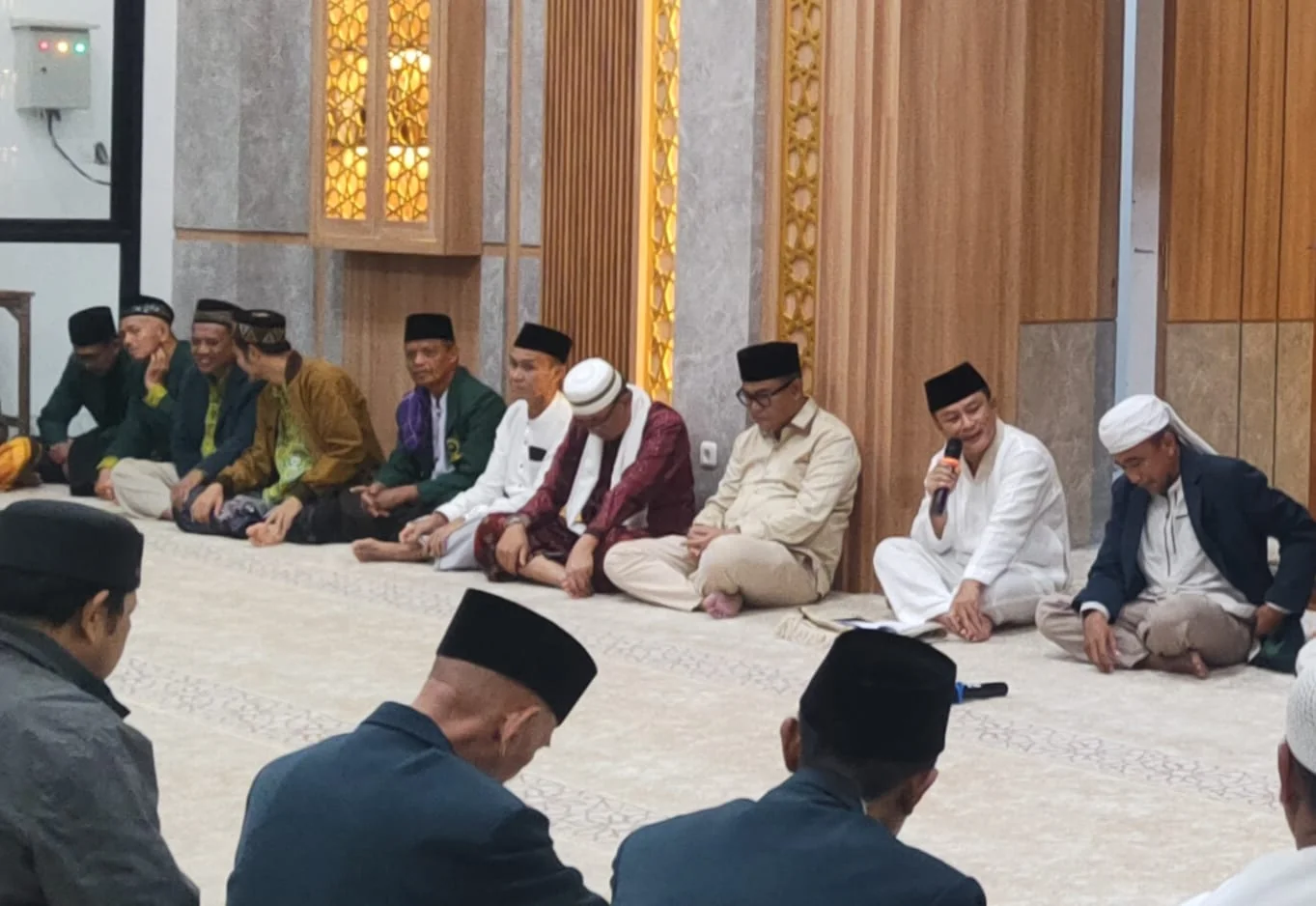 Bupati Kuningan, Dr. H. Dian Rachmat Yanuar, M.Si., mengapresiasi kegiatan yang digagas DMI dengan keterlibatan para mahasiswa dalam dialog keagamaan di masjid.Dok-IKP/Diskominfo Kuningan