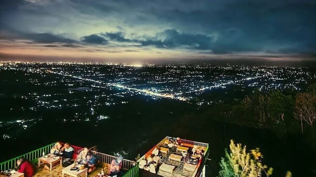 Menggapai Langit di Atas Bandung, Pesona Alam dan City Light Bukit Moko