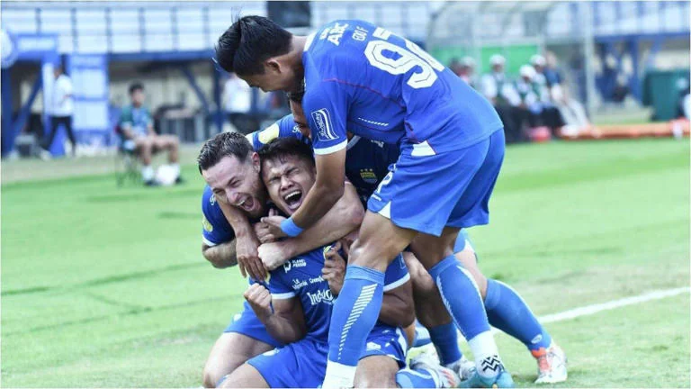 Selebrasi gol Dimas Drajad saat berhasil mencatatkan gol untuk Persib Bandung ke gawang Persija Jakarta, Senin, 23 Februari 2024.