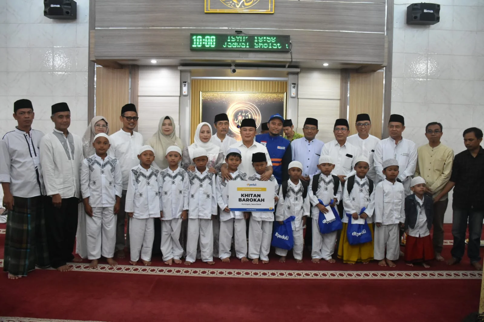 Bupati Kuningan Dr. H. Dian Rachmat Yanuar, M.Si. menghadiri puncak peringatan Hari Lahir (Harlah) ke-25 Kelurahan Awirarangan, Minggu (12/4/2026), yang dirangkaikan dengan kegiatan khitanan massal di Masjid Al-Muttaqin, Kelurahan Awirarangan.Dok-Diskomin
