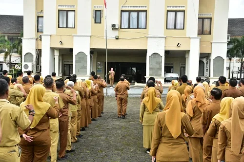 Sekda Sumedang Tuti Ruswati saat Apel Pagi di Lingkup Sekretariat Daerah.Dok-Diskomimfosanditik Sumedang