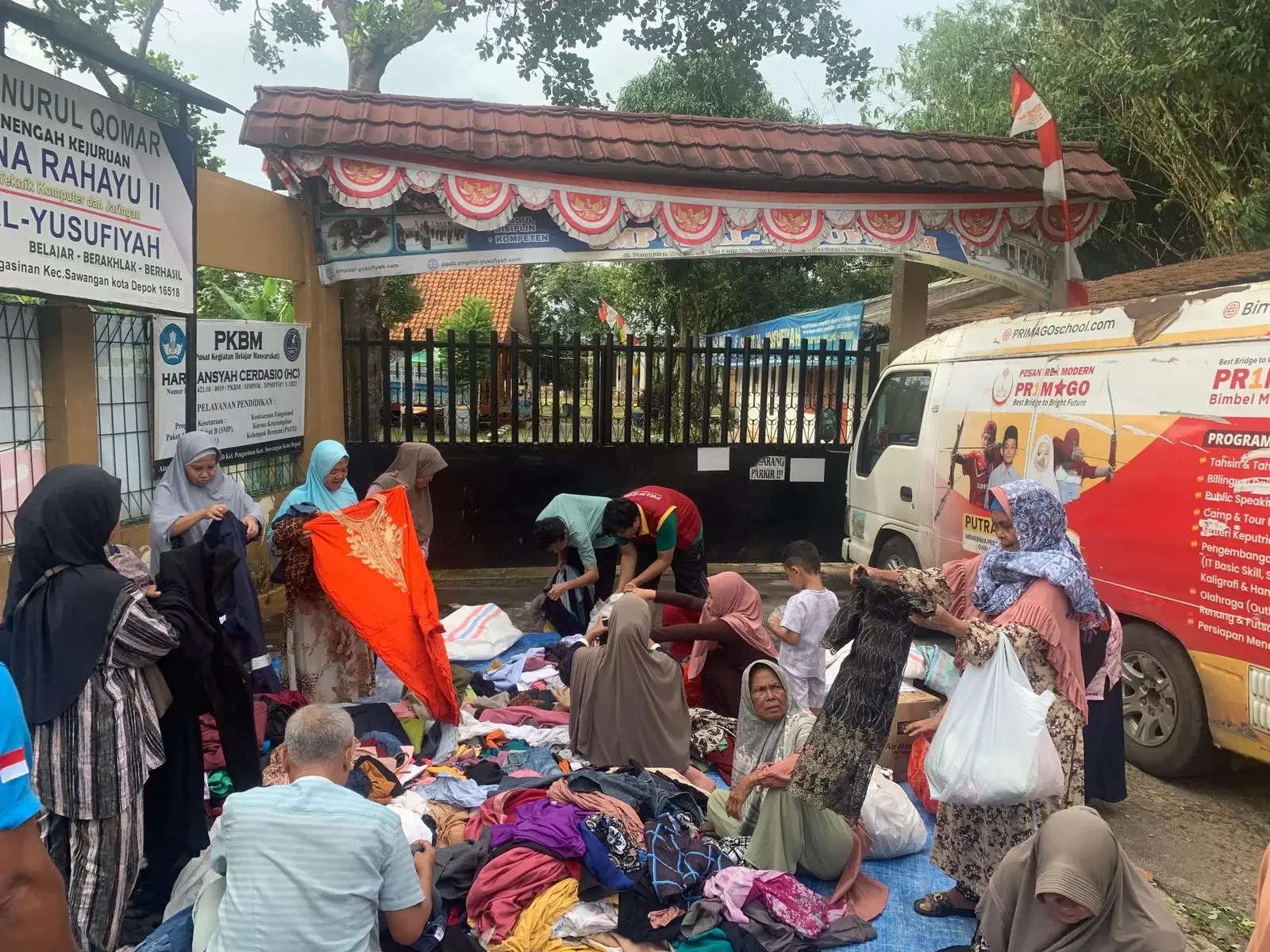 Foto: dok. Rumah Hijabers Depok. Warga antusias memilih baju gratis pada momentum bazar dan baksos Rumah Hijabers Depok