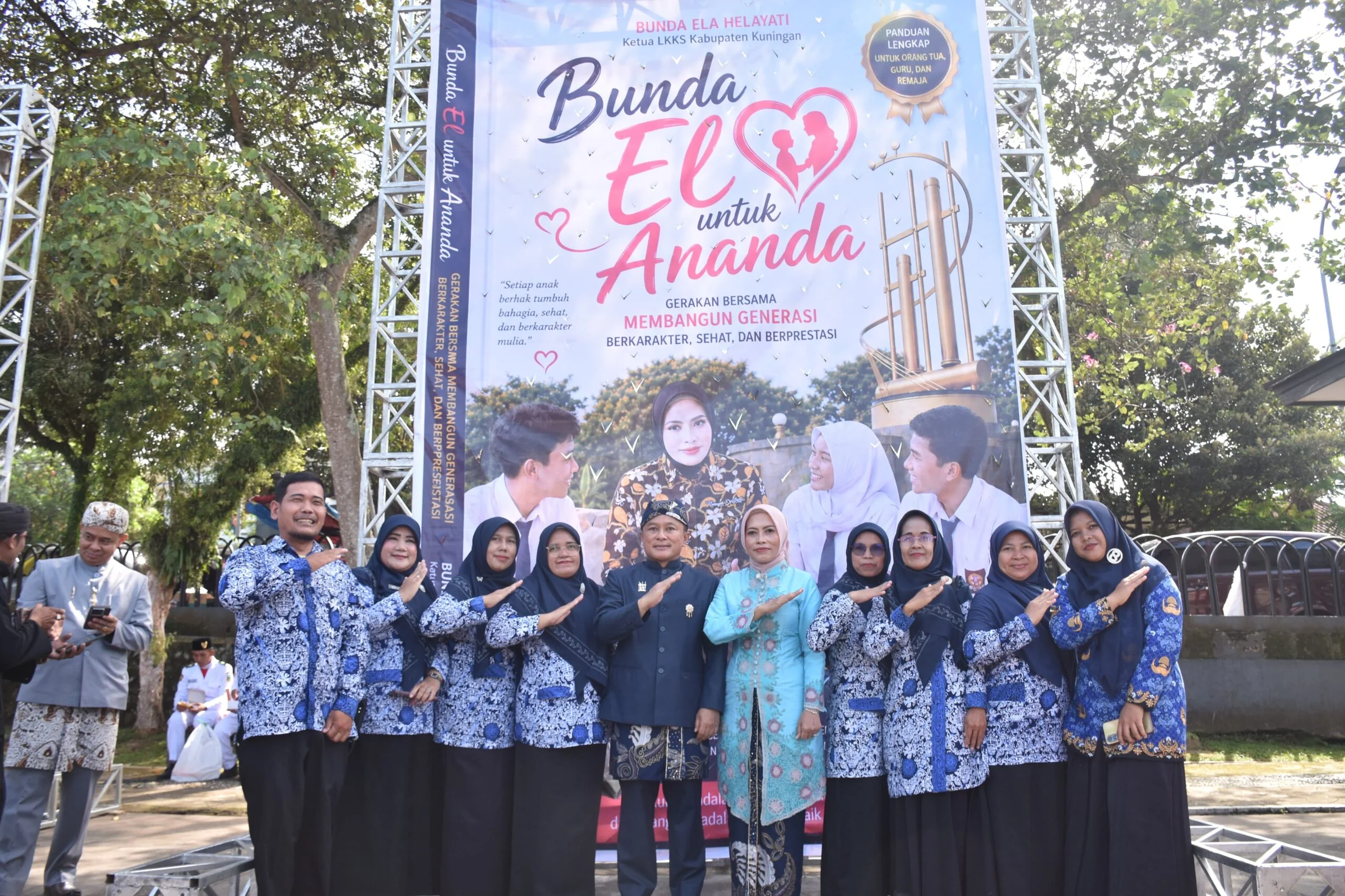 Ketua LKKS Kabupaten Kuningan, Hj. Ela Helayati, mengatakan, bahwa buku panduan yang akan dijadikan petunjuk dalam mengedukasi siswa siswi pada tingkatan SD, SMP dan SMA sederajat se-kab. Kuningan, ini menjadi ikhtiar untuk dijadikan panduan bagi orang tu