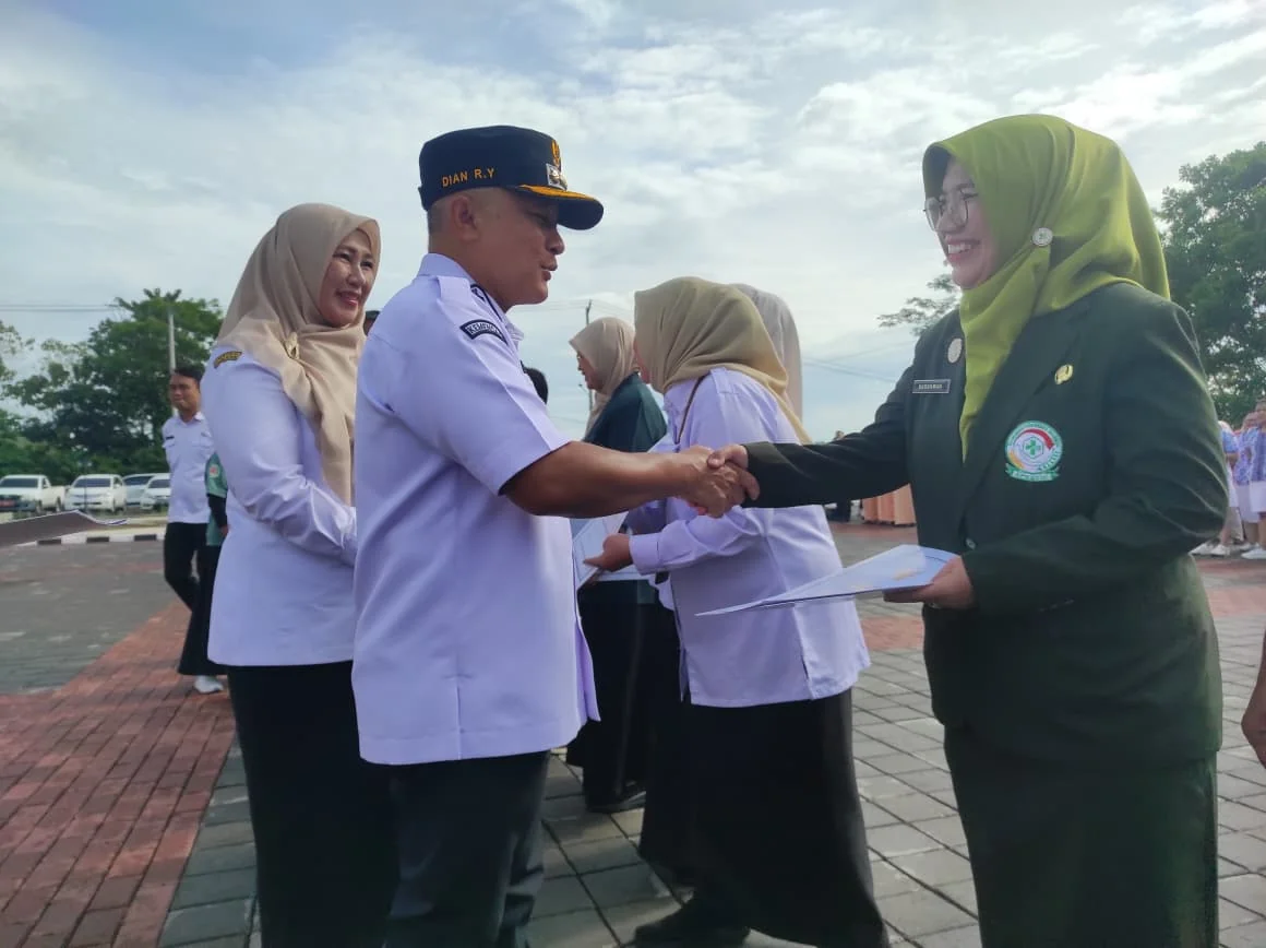 Bupati Kuningan, Dr. H. Dian Rachmat Yanuar, M.Si., memimpin upacara peringatan Hari Kesehatan Nasional.Ist