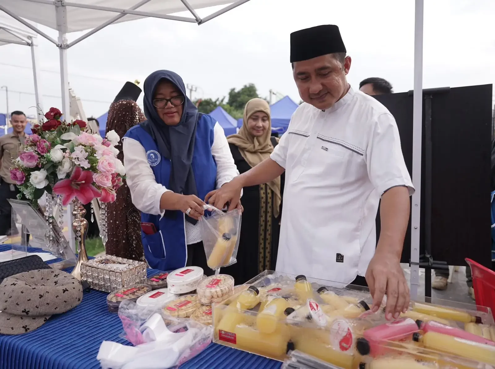 Wakil Wali Kota Depok, Chandra Rahmansyah membeli sejumlah makanan pada bazar kuliner Ramadan IWAPI Kecamatan Pancoran Mas di SeCawan Depok Jaya. Dok-Foto: Dokpim Pemkot Depok.