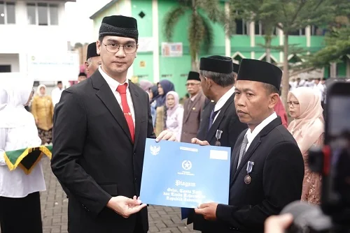 Wakil Bupati Sumedang M. Fajar Aldila menyematkan secara langsung Penghargaan Satya Lencana Karya Satya dari Presiden Republik Indonesia kepada 27 ASN Kemenag Sumedang.Dok-Diskomimfosanditik