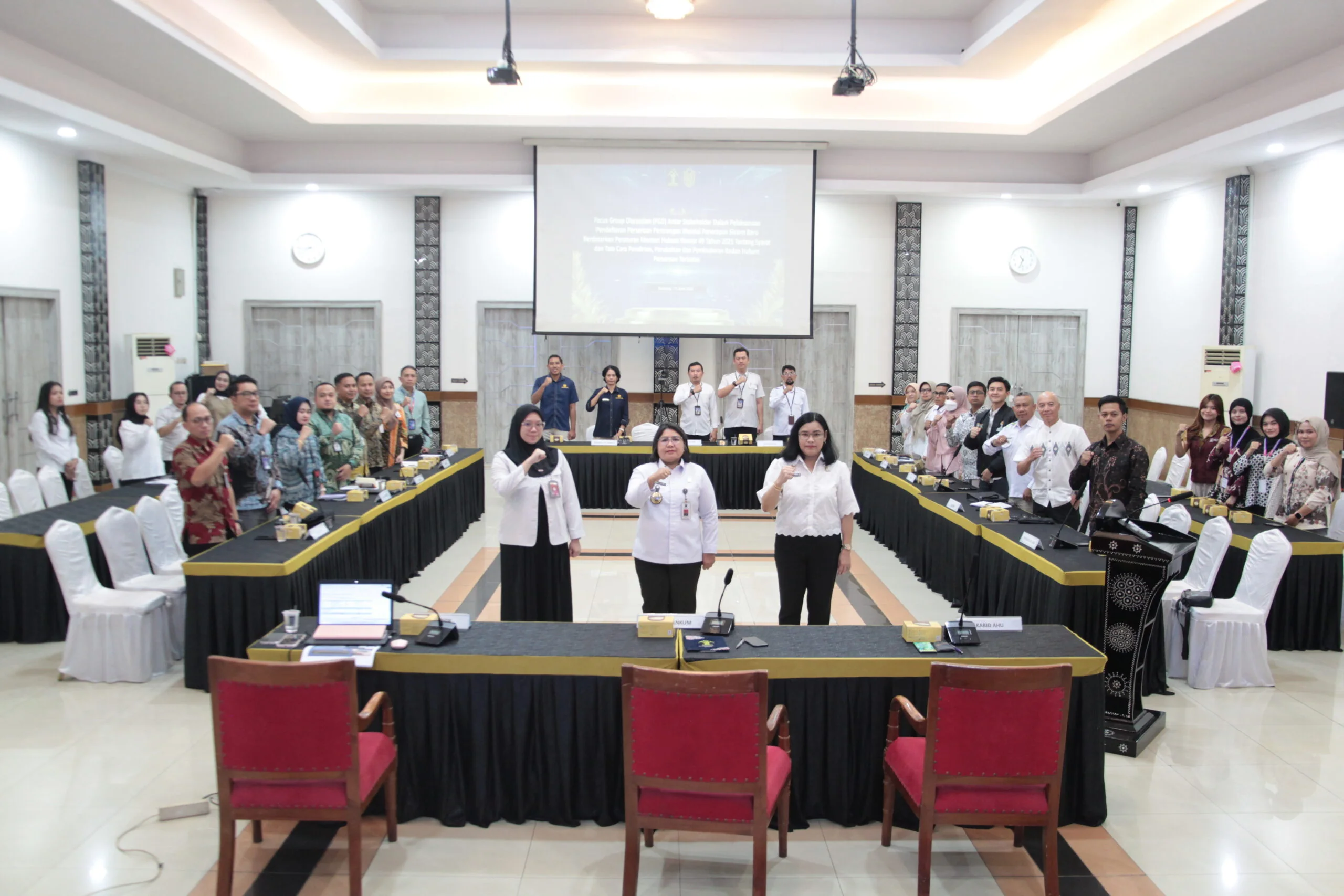 Kepala Kantor Wilayah Kemenkum Jawa Barat, Asep Sutandar yang diwakilkan oleh Kepala Divisi Pelayanan Hukum Hemawati BR Pandia.Dok-Humas Kemenkum Jabar