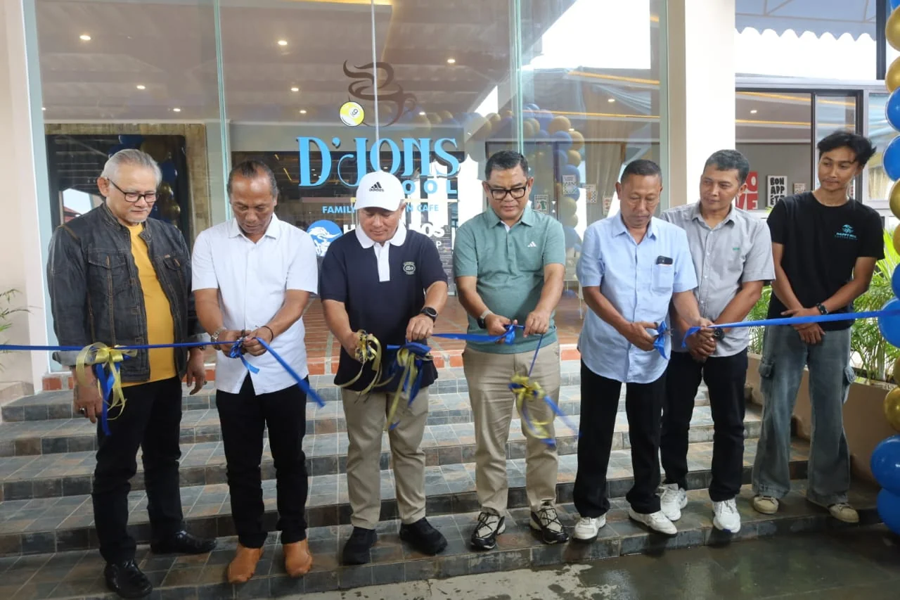 Bupati Kuningan Dr. H. Dian Rachmat Yanuar, M.Si., meresmikan D’Jons Pool Family Billiard N Café sebagai rumah biliar terbesar di Kabupaten Kuningan.Ist