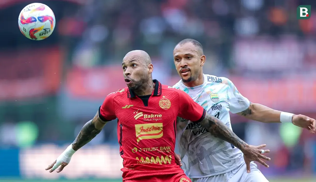 Permain Persib Bandung, Gustavo Franca (kanan)duel berebut bola dengan pemain Persija Jakarta, Gustavo Almeida.