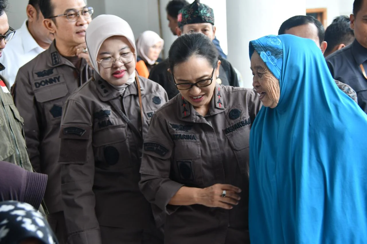 Kajati Jabar Katarina Endang Sarwestri, S.H., M.H didampingi oleh, Asisten Pembinaan Dr. Mia Banulita dan Asisten Intelijen Eko Adhyaksono, S.H, M.H., Kajari Kab. Bandung Dony Haryono Setiawan, SH., M.H dan Kabag TU Surya Budi Darma, S.H., M.H meninjau lo
