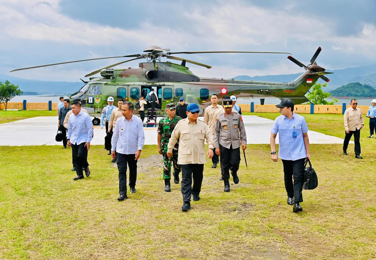 Penjabat Gubernur Jawa Barat Bey Machmudin mendampingi Presiden Prabowo Subianto, dalam peresmian PLTA Jatigede, Senin (20/1/2025).