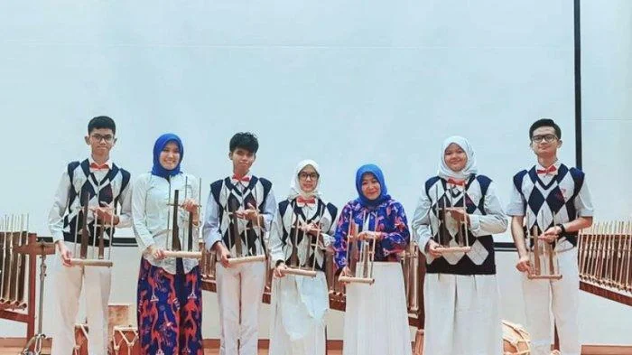 Sekolah Luar Biasa Negeri (SLBN) Cicendo Bandung mampu mengenalkan dan memainkan alat musik tradisional angklung hingga Jepang. (int)