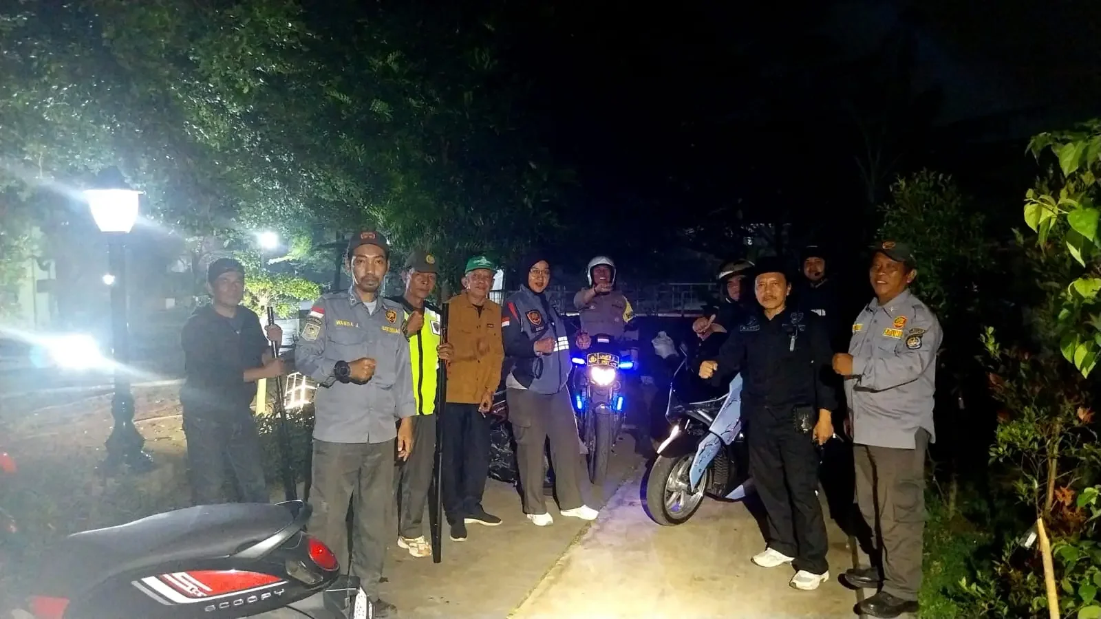 Kegiatan patroli yang dilakukan stakeholder di Kelurahan Pangkalan Jati guna menjaga wilayah agar tetap kondusif dan aman selama bulan suci Ramadan. (Foto : dokumentasi narasumber)