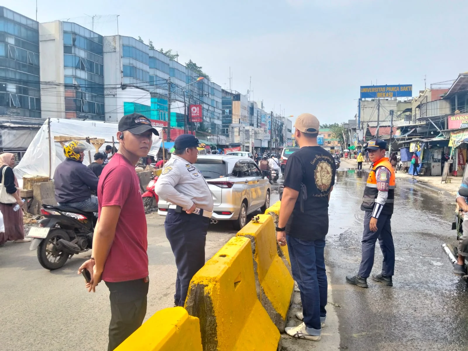 Plt Kepala Dinas Perhubungan Kabupaten Bekasi, Agus Budiono, mengatakan bahwa relokasi pedagang diharapkan dapat mengembalikan fungsi badan jalan secara optimal serta meningkatkan kelancaran arus lalu lintas di kawasan tersebut.Dok-Diskominfosantik Kab Be