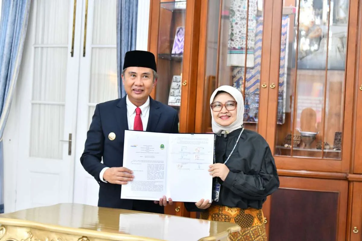 Penjabat Gubernur Jabar Bey Machmudin dan Senior Vice President Bank Mandiri Nila Mayta Dwi Rihandjani, di Gedung Pakuan Bandung,(Dok-Humas Jabar)