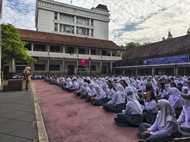 Siswa SMA Negeri 1 (Smansa) Bandung menggelar doa bersama, Senin, 8 September 2025. Foto:Kumparan