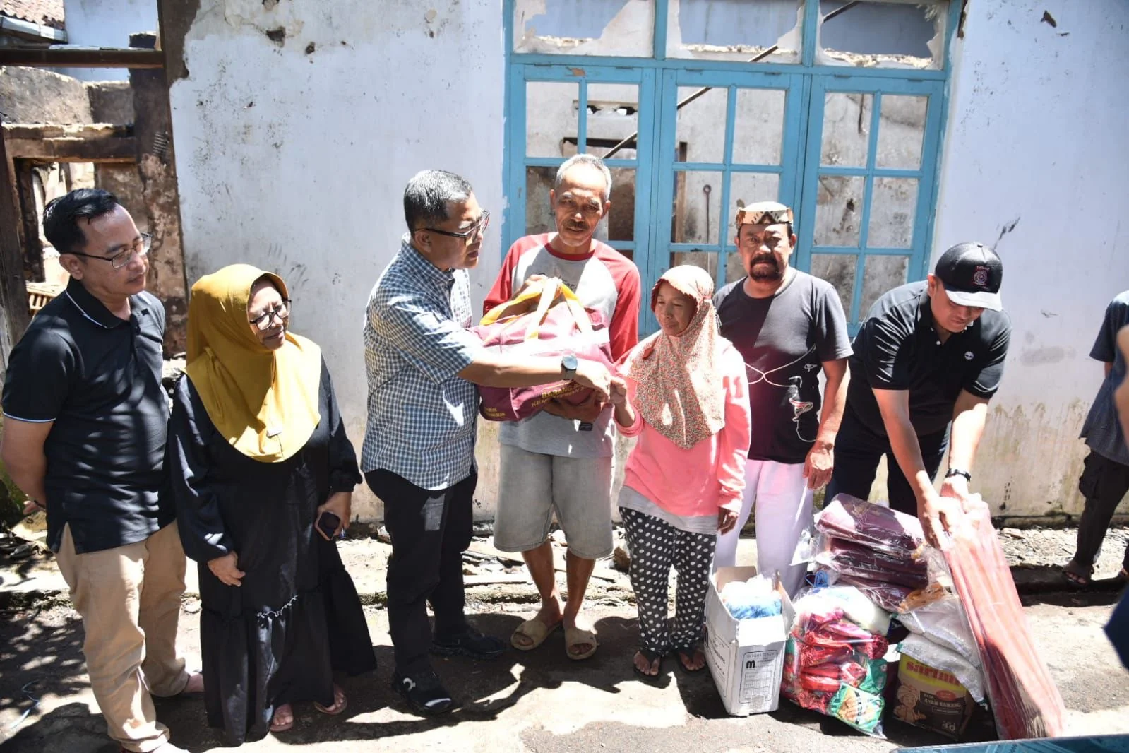 Sekretaris Daerah Kabupaten Kuningan, U Kusmana, S.Sos., M.Si, menyalurkan bantuan kepada korban kebakaran yang terjadi di Desa Bayuning.Dok-Diskominfo Kuningan