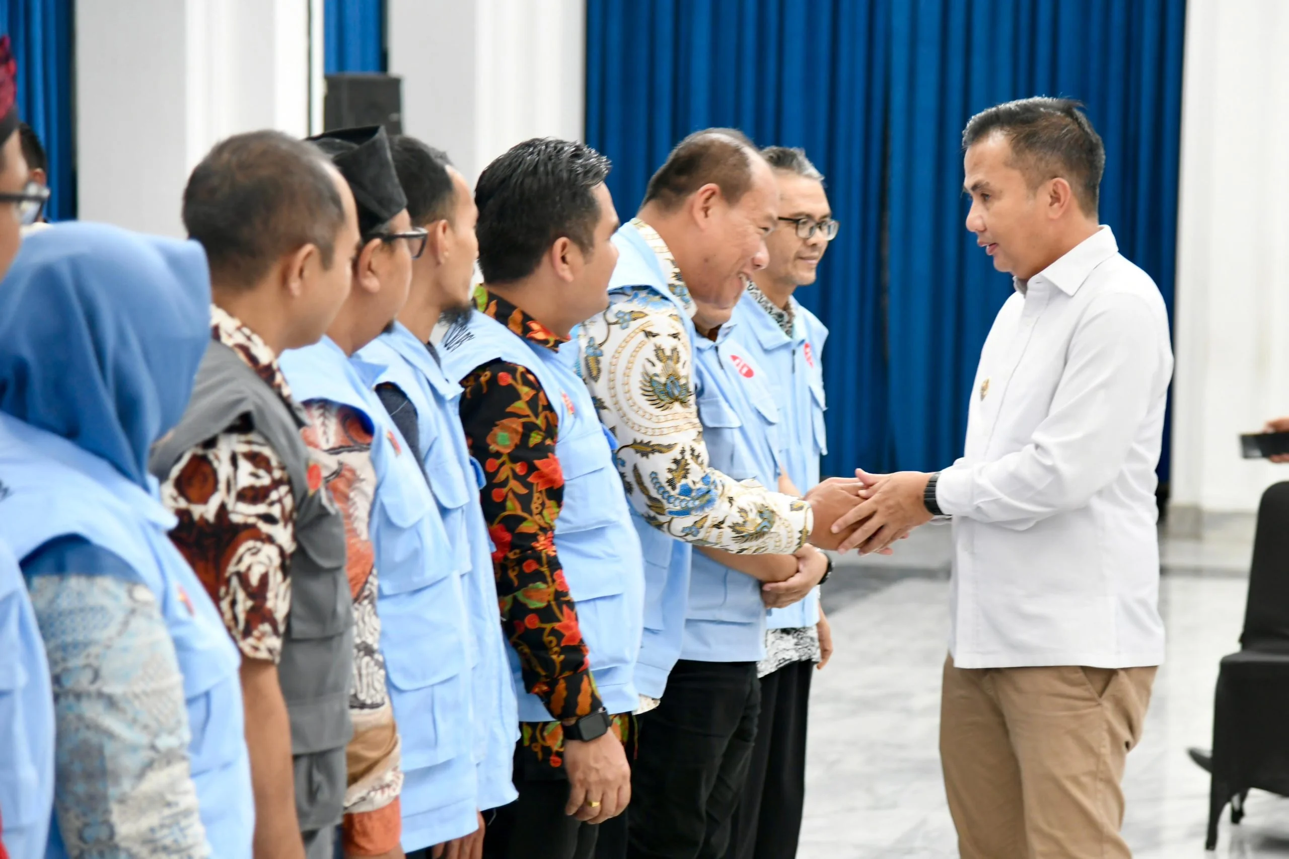 Penjabat Gubernur Jawa Barat, Bey Machmudin, mengukuhkan sebanyak 50 orang yang tergabung dalam Forum PAKSIAPI di Aula Barat Gedung Sate Kota Bandung, Kamis (30/01/2025).