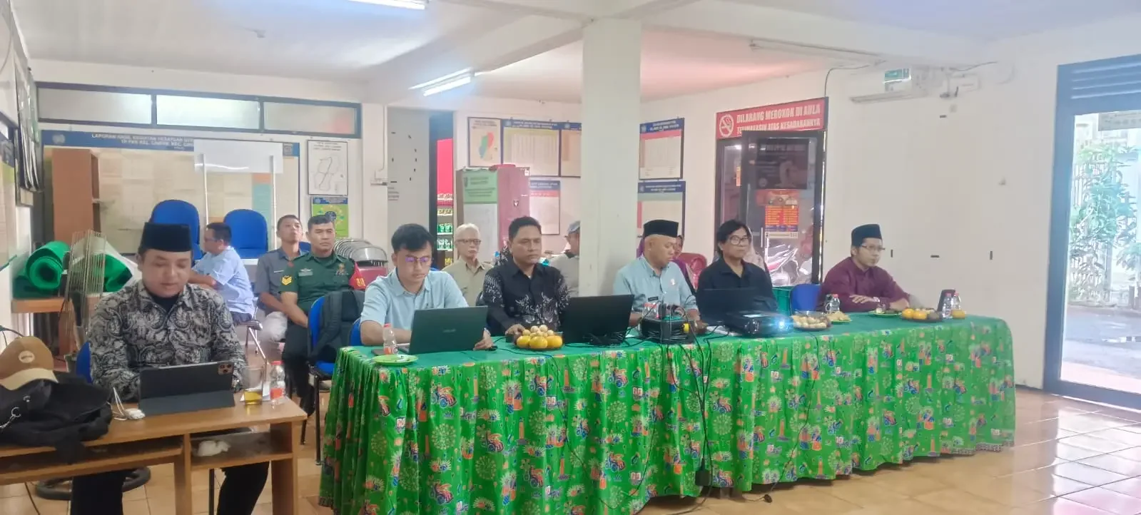 Lurah Cinere, Mashuri (tengah) saat mengikuti Musrenbang Kelurahan secara daring. (Foto : Dokumentasi Narasumber)