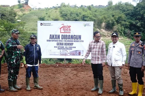 Wakil Menteri Dalam Negeri Bima Arya saat konsolidasi dengan Bupati Sumedang Dony Ahmad Munir di Command Center Sumedang.Ist