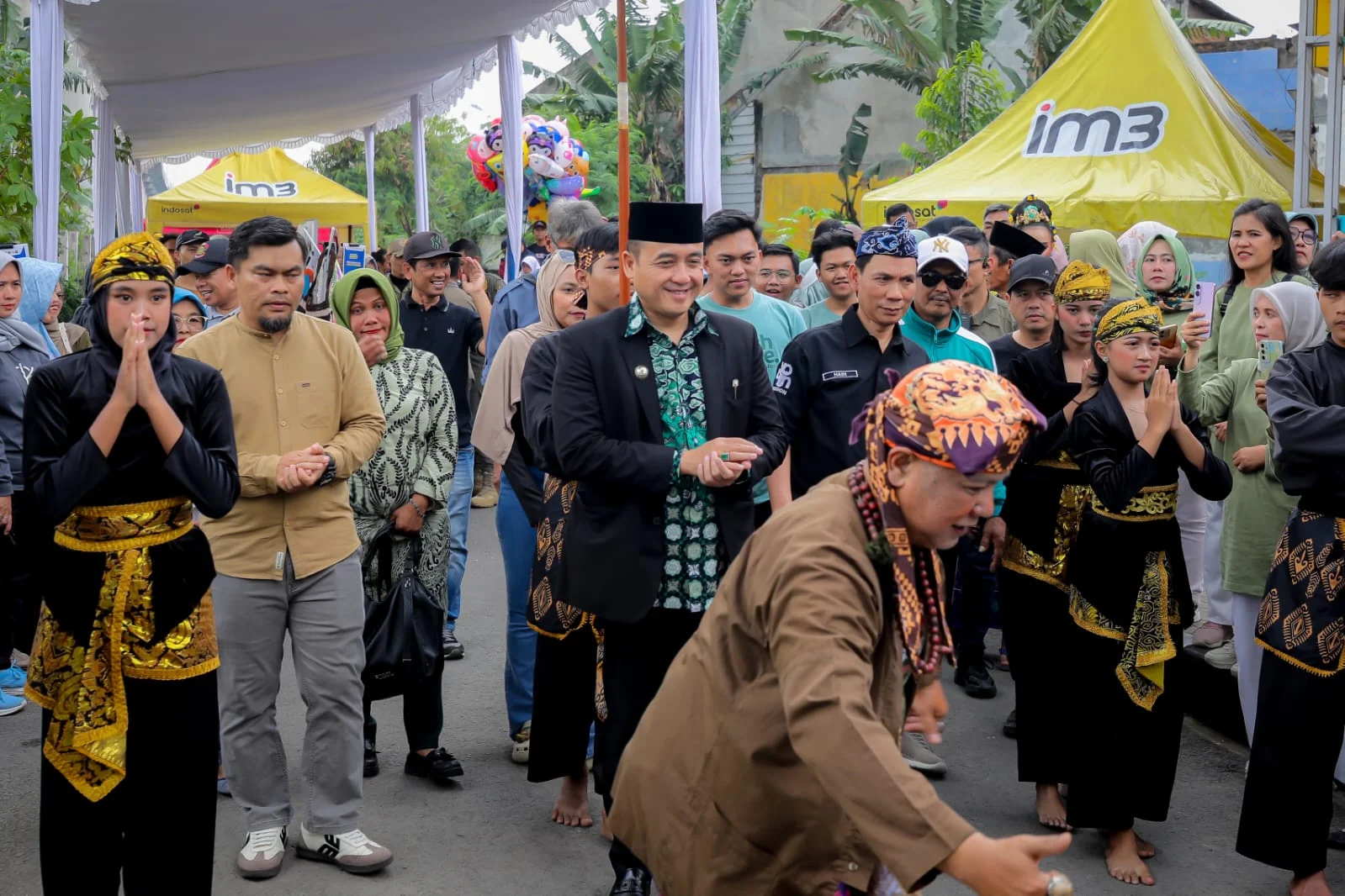 Wakil Wali Kota Bandung, Erwin, serta jajaran pejabat kecamatan, kelurahan, komunitas muda, dan tokoh masyarakat.Ist
